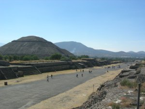 a great overview of Teotihuacan, Avenue of the Dead